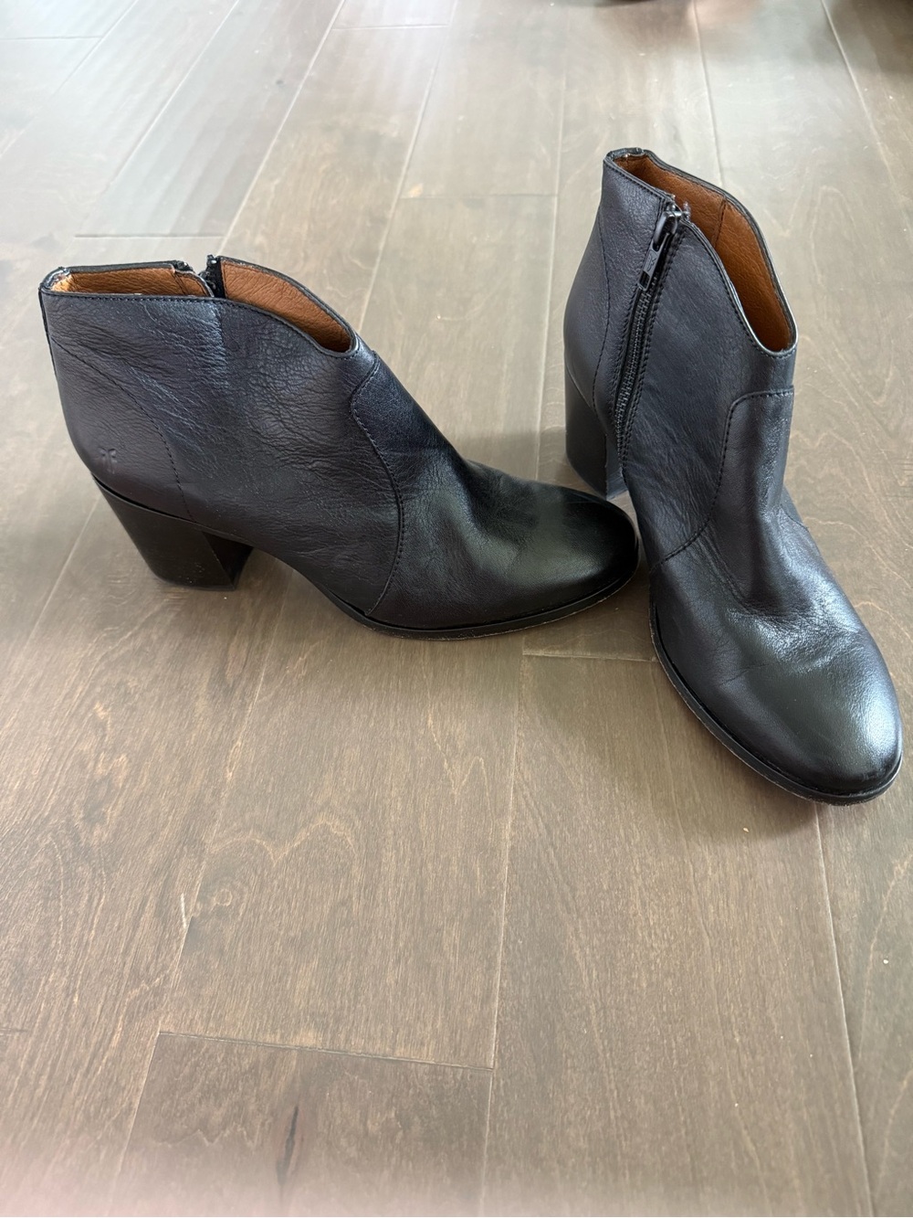 Frye Black Leather Heeled Zip Ankle Boots Size 9